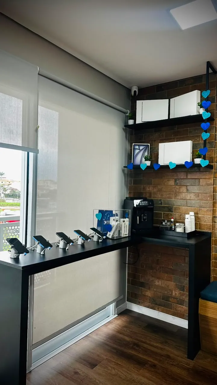 Bancada com aparelhos para ver de perto