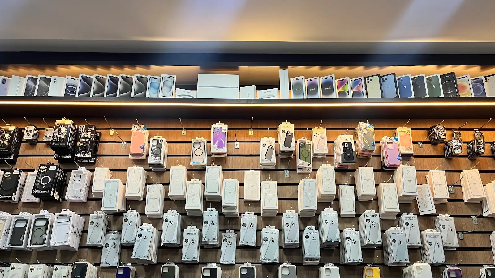 iPhones e capas na parede da loja